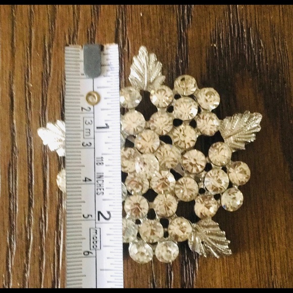 Beautiful Rhinestone Pin Brooch - Picture 3 of 3